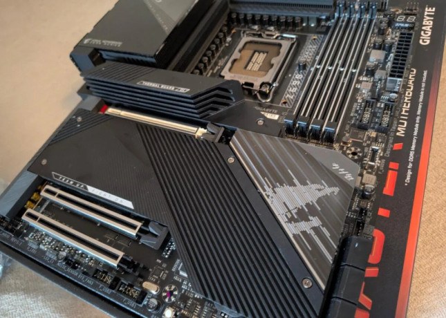 aorus-master-z690-eatx-big-0
