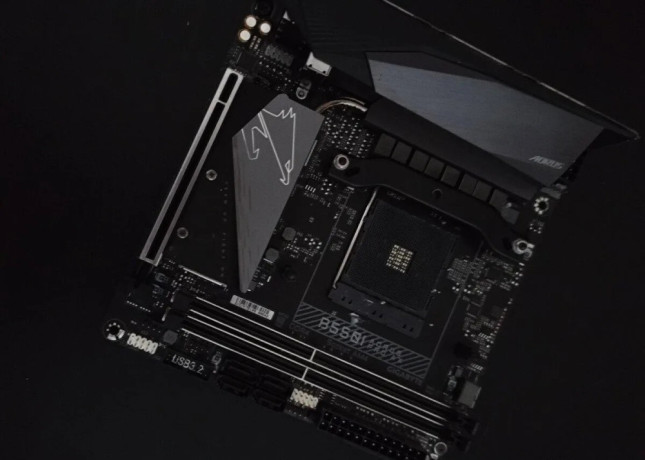 gigabyte-aorus-b550i-wifi-big-1