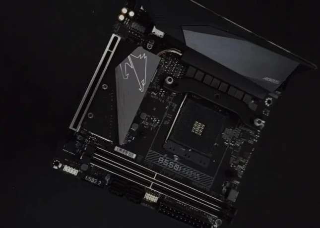 gigabyte-aorus-b550i-wifi-big-1