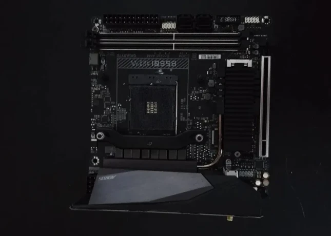 gigabyte-aorus-b550i-wifi-big-3