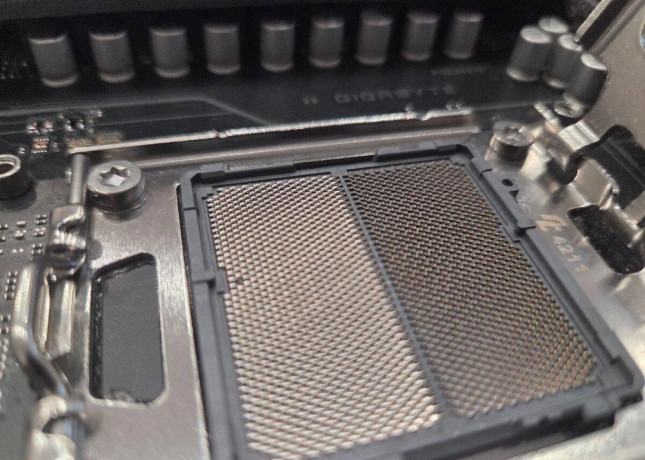 gigabyte-x870-eagle-wifi7-poskodeny-socket-big-3