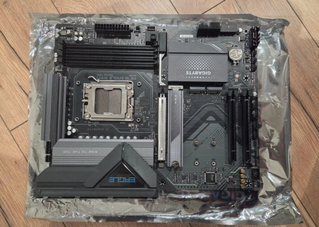 gigabyte-x870-eagle-wifi7-poskodeny-socket-big-0