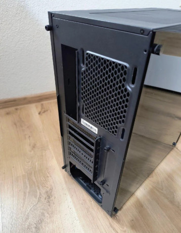 pc-skrina-gigabyte-c200-glass-big-2