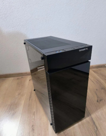 pc-skrina-gigabyte-c200-glass-big-0