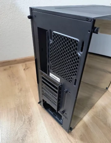 pc-skrina-gigabyte-c200-glass-big-2