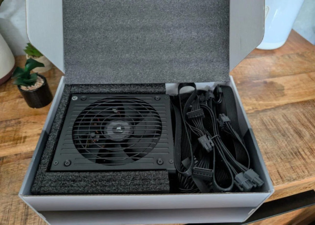 predam-zdroj-corsair-rm650650w-zdroj80-goldzerorpm-mod-big-4