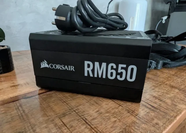 predam-zdroj-corsair-rm650650w-zdroj80-goldzerorpm-mod-big-0