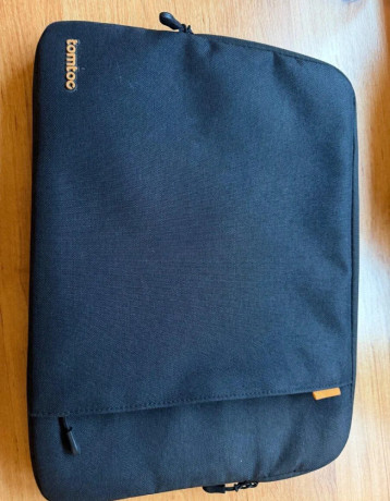 tomtoc-cierne-puzdro-na-notebook-big-0
