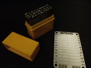 safucard-2x-nerezova-karta-na-zaznam-seedu-kladivo-a-raznice