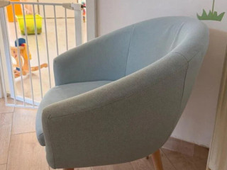ikea-kreslo-svetlomodre-drevene-nohy