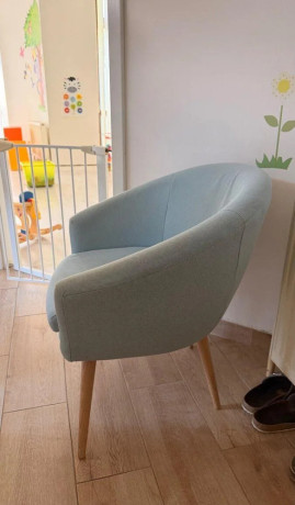ikea-kreslo-svetlomodre-drevene-nohy-big-0