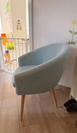ikea-kreslo-svetlomodre-drevene-nohy-big-0