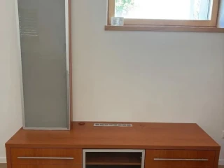 tv-stolik-a-zavesna-skrinka