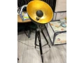 stojaca-lampa-tripod-cierna-so-zlatym-tienidlom-small-2