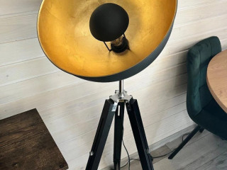 stojaca-lampa-tripod-cierna-so-zlatym-tienidlom