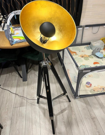 stojaca-lampa-tripod-cierna-so-zlatym-tienidlom-big-2