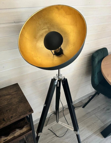 stojaca-lampa-tripod-cierna-so-zlatym-tienidlom-big-0