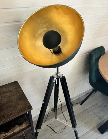 stojaca-lampa-tripod-cierna-so-zlatym-tienidlom-big-0