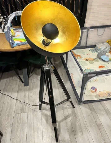 stojaca-lampa-tripod-cierna-so-zlatym-tienidlom-big-2