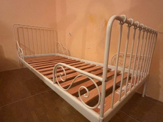 predam-kovovu-roztahovaciu-postel-ikea