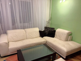 biely-kozeny-gauc-v-tvare-l
