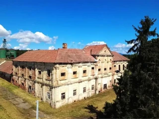 kastiel-plny-historie-a-krasy-baroka-v-prostredi-lipovej-a