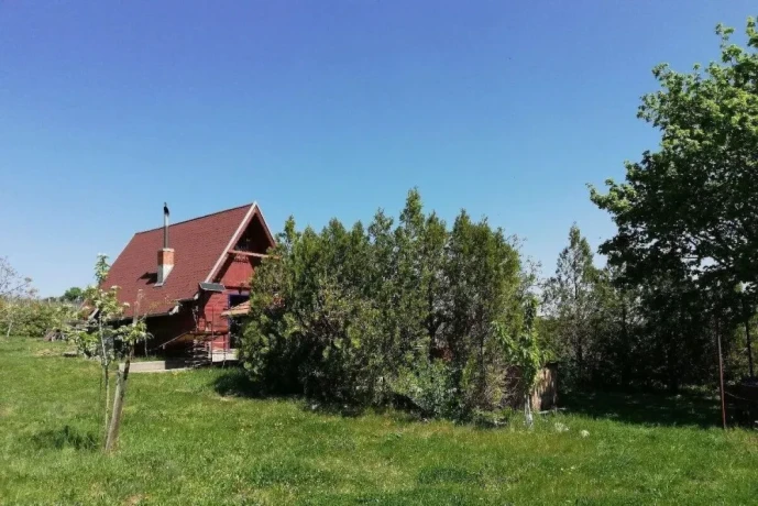 na-predaj-rekreacna-chatka-s-velkym-slnecnym-pozemkom-pri-ku-big-1