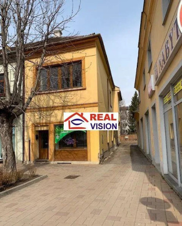 zdravotnicka-budova-na-namesti-svegidia-poprad-centrum-big-1