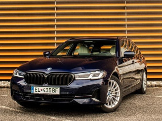 bmw-rad-5-touring-530e-laser-v-zaruke-2026-adaptive-4zone