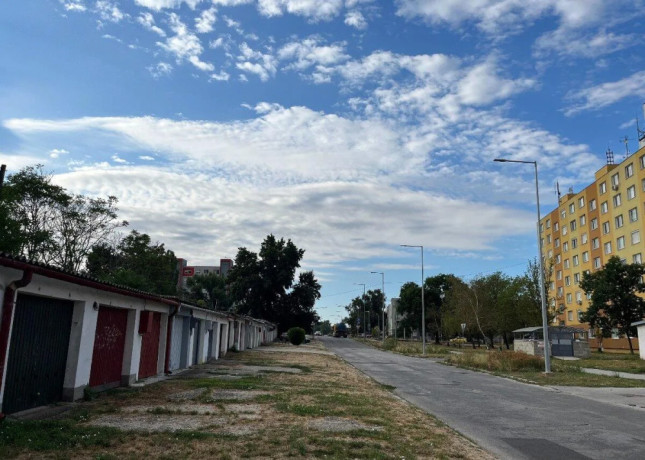 garaz-na-prenajom-pri-vahu-dlhodobo-big-0