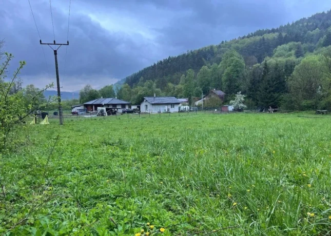 atraktivny-rovinaty-stavebny-pozemok-predmier-2751m2-big-1