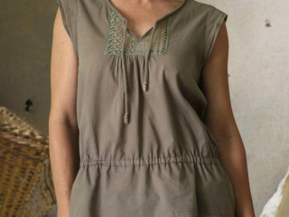 boho-khaki-bluzka-s-vysivkou-a-snurkami-100-bavlna