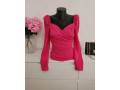 shein-vyrazny-ruzovy-top-s-riasenym-vystrihom-velkost-xs-small-0
