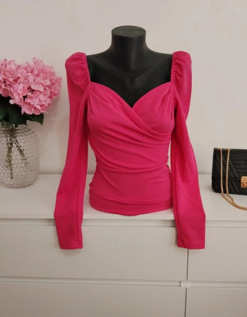 shein-vyrazny-ruzovy-top-s-riasenym-vystrihom-velkost-xs-big-0
