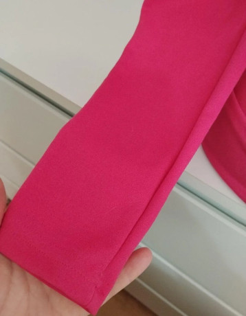 shein-vyrazny-ruzovy-top-s-riasenym-vystrihom-velkost-xs-big-2