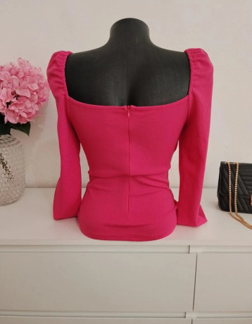 shein-vyrazny-ruzovy-top-s-riasenym-vystrihom-velkost-xs-big-3