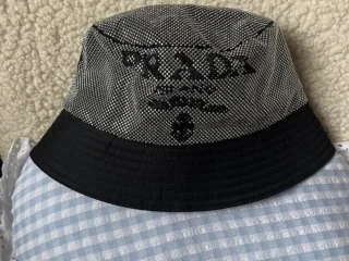 prada-bucket-hat-cierny