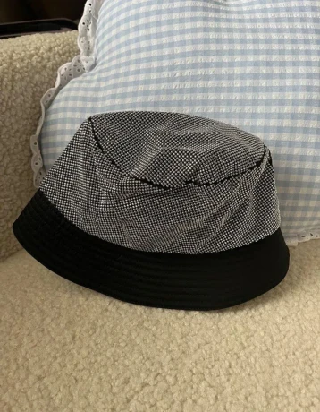 prada-bucket-hat-cierny-big-2