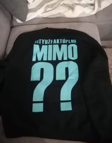 momo-za-ocami-big-0