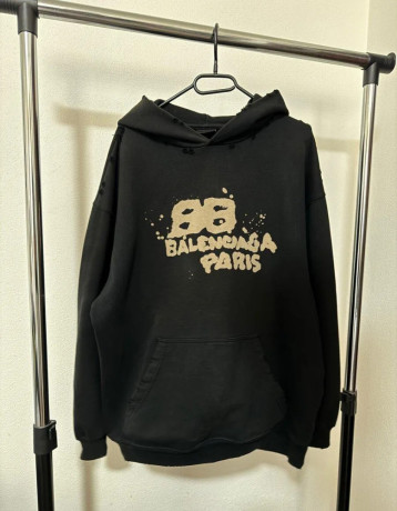 balenciaga-hand-drawn-bb-icon-paris-mikina-big-0