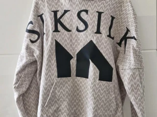 siva-mikina-s-kapucnou-messi-x-siksilk-ss-21001