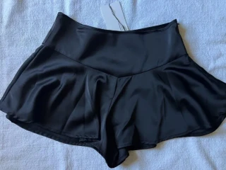 cierny-satenovy-skort-sukna-zara