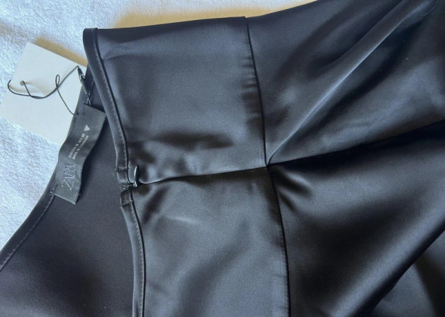 cierny-satenovy-skort-sukna-zara-big-2