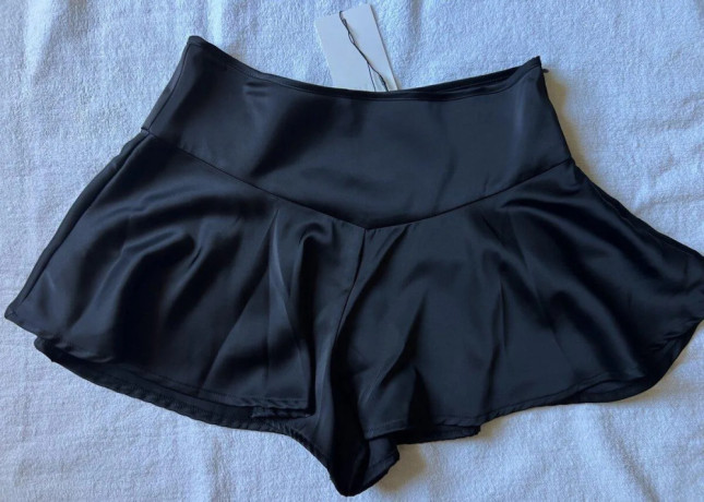 cierny-satenovy-skort-sukna-zara-big-0