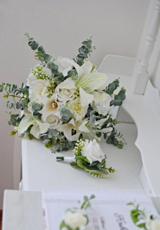 svadobna-kytica-s-pierkom-pre-zenicha-greenery-styl-big-4