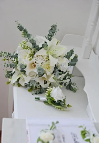 svadobna-kytica-s-pierkom-pre-zenicha-greenery-styl-big-4