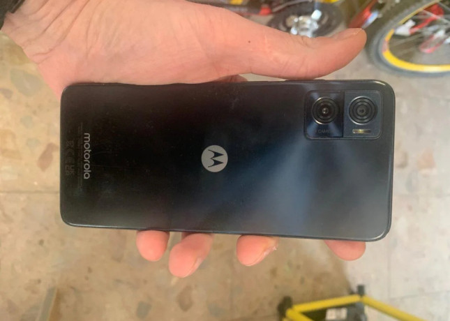 mobilny-telefon-motorola-moto-e22-big-1