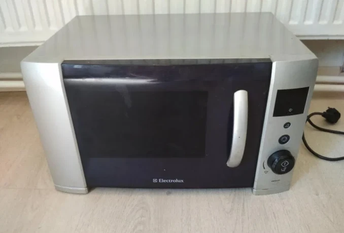 mikrovlnka-electrolux-ems2020-big-0