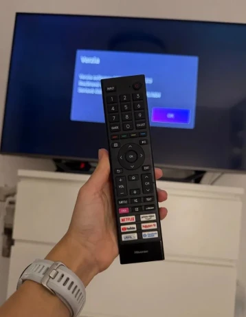 televizor-hisense-55a7gq-big-2