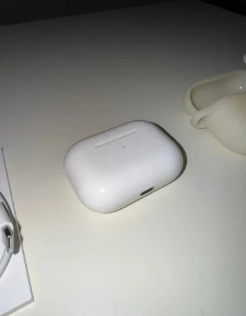predam-airpods-pro-1gen-s-bezdrotovym-nabijanim-big-4